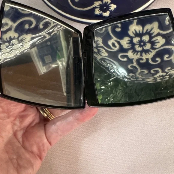 CHANEL Black Compact Mirror with Powder Puff Applicator NIB - Picture 4 of 6